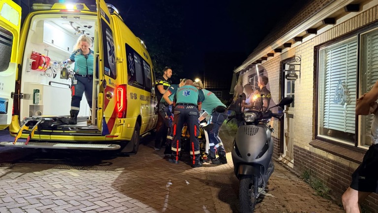 Scooterrijder zwaargewond na harde val op Dorpstraat in Broek op Langedijk