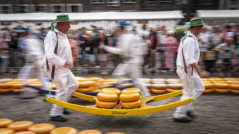 Afblazen of inkorten is vrijdag de keuze voor bloedhete Alkmaarse Kaasmarkt: “Veiligheid staat vooro