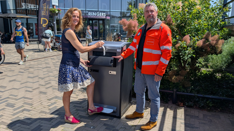 Nieuwe afvalbakken met pers en sensor in Alkmaar: “We maken ze slimmer”