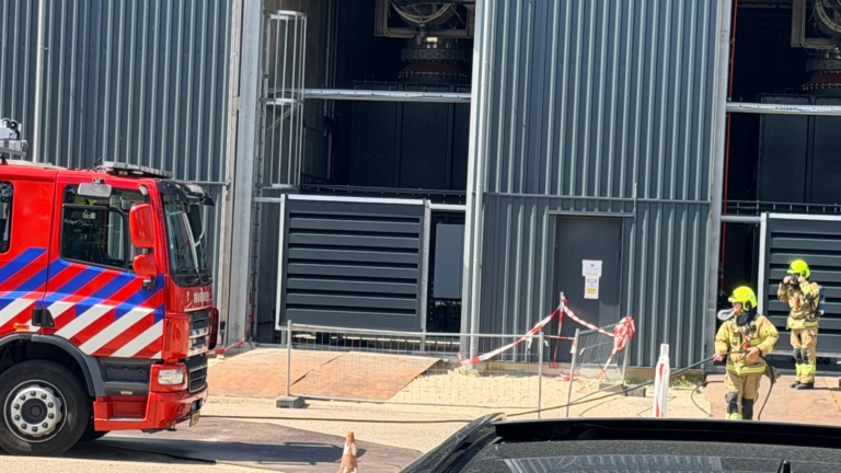 Een brandweerwagen staat geparkeerd buiten bij een gebouw met het logo van PepsiCo Nederland.