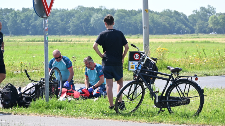 Fietser naar ziekenhuis na botsing tegen vrachtwagen in Egmond aan den Hoef
