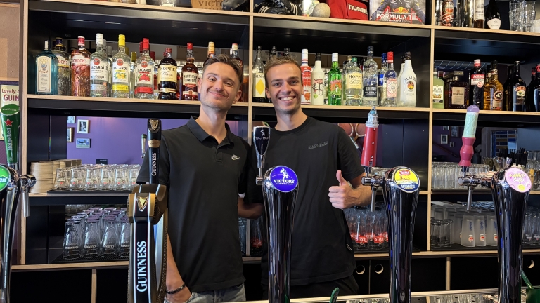 Van een biertje in Boedapest naar eigen sportsbar in Alkmaar: “We dachten: nu moeten we het gewoon d