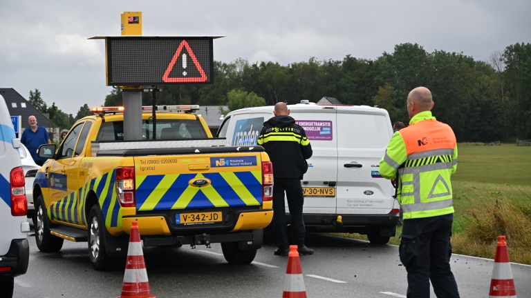 Witte Liander-bus en gele weginspectiepick-up met matrixbord geparkeerd langs een weg bij een verboden in te rijden bord