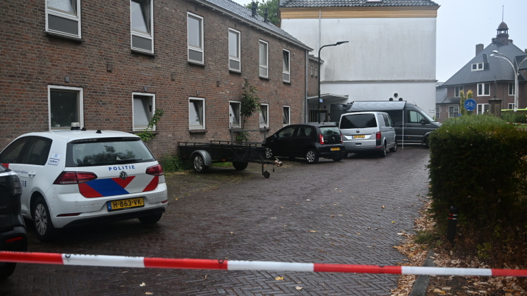 DAF-vrachtwagen bij afgezet gebied met verkeerskegels en rood-wit lint onder bomen naast een parkpad
