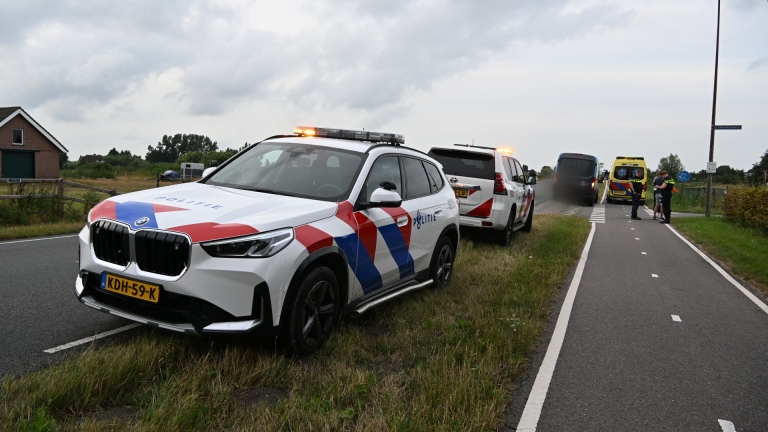 Passagier scooterrijder valt door conflict met bestuurder van bestelbus en wordt achtergelaten