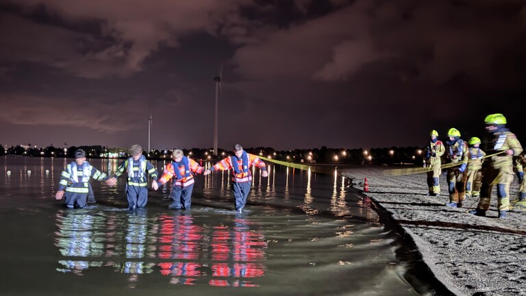‘s Nachts het donkere water in: jeugdbrandweer Heerhugowaard oefent 24-uursdienst