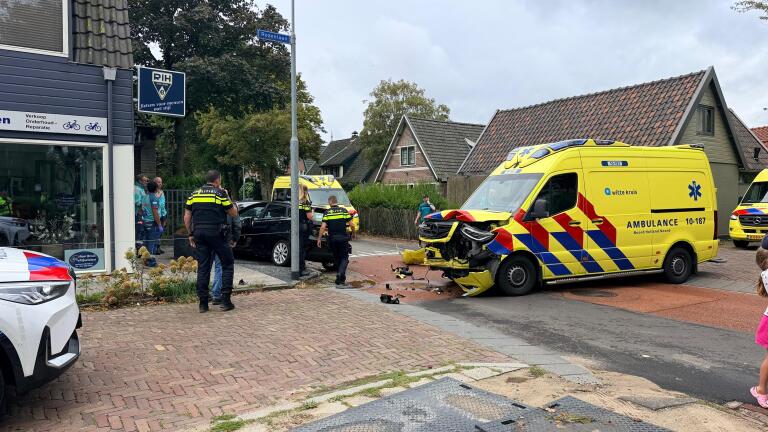 Ambulance botst in Sint Pancras: flinke schade en gewonde