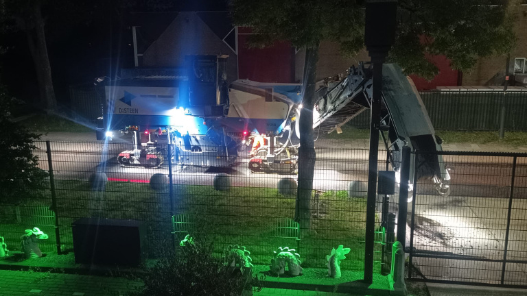 Dijk en Waard laat nachtelijk asfaltwerk op Zandhorst – ook zonder vereiste ontheffing – gewoon door
