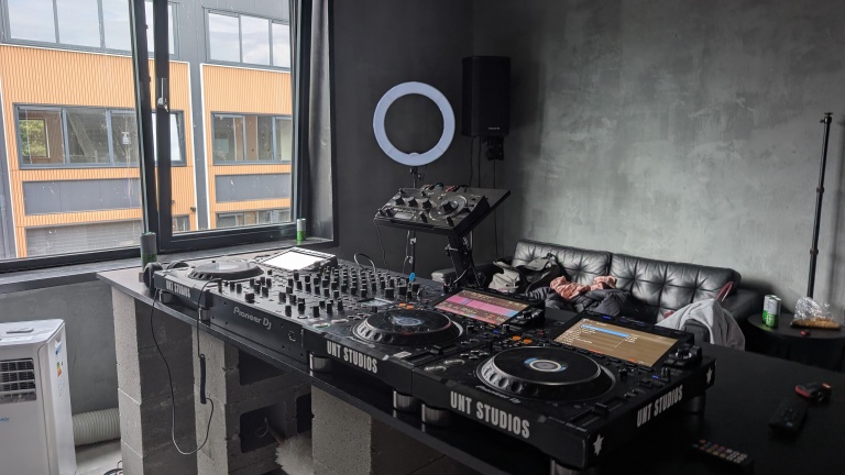 Gestolen dj-set Alkmaarse studio blijkt geen losstaand geval: ruim twintig gedupeerden vinden elkaar