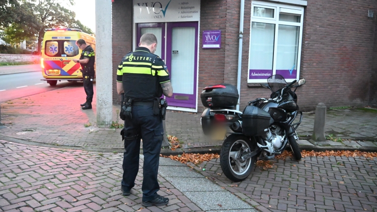 Automobilist laat gewonde motorrijder achter na aanrijding op Wageweg