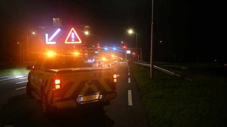 Kop-staartbotsing in het donker, met een grijze auto die achterop een witte auto is gereden