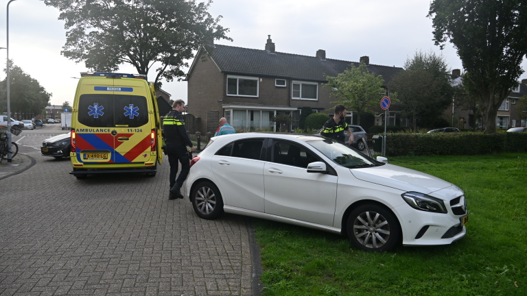 Automobilist ziet fietser over het hoofd op Geesterweg: vrouw naar ziekenhuis