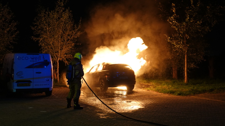 Auto gaat in vlammen op aan Broekpolderweg in Uitgeest
