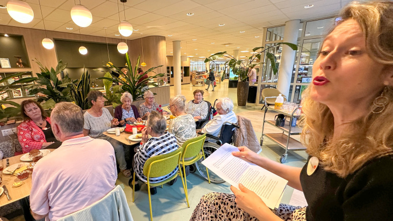 Lezen ligt Lieneke niet zo, maar voorgelezen worden wel: “Wat een prettige stem”