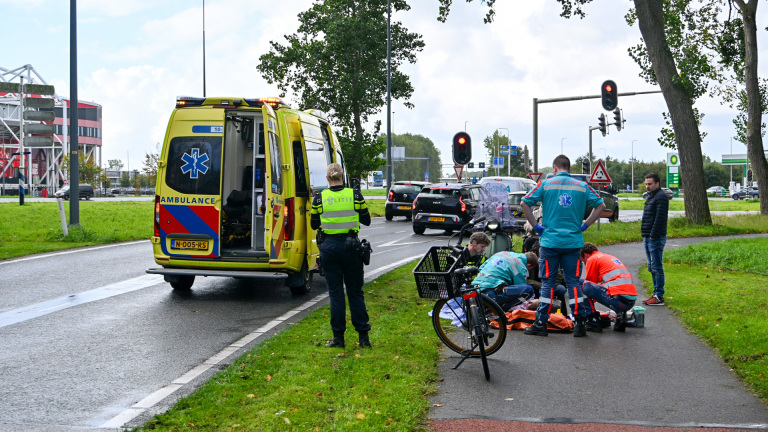 Scooterrijdster loopt ernstig beenletsel op bij val in Alkmaar