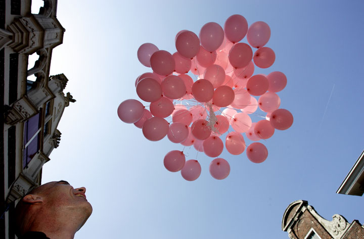 Bonte stoet door binnenstad luidt start Roze Week in (FOTO)