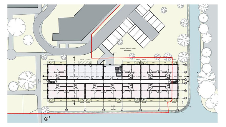 Plattegrond van een gebouw met omliggende paden en groen, inclusief balkons, tuinen en een waterpartij aan één zijde.
