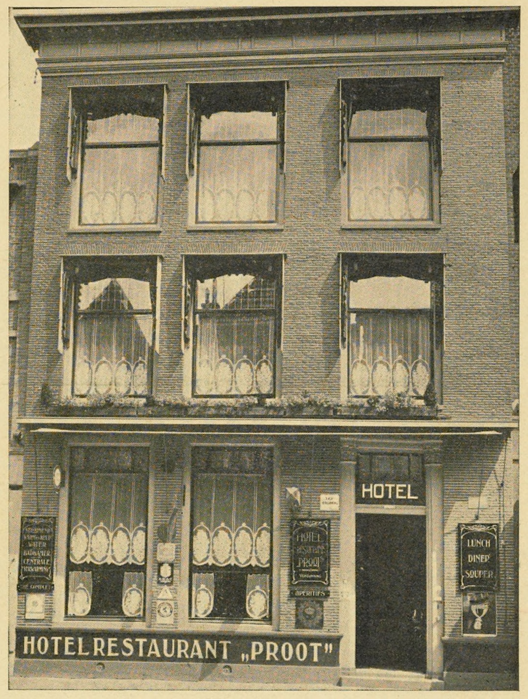 Gevel van een historisch gebouw met de tekst 'Hotel Restaurant Proot'.