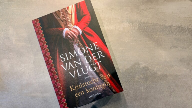 Boekomslag van Simone van der Vlugt met titel Kruistocht van een koningin, met vrouw in rode jurk op grijze ondergrond