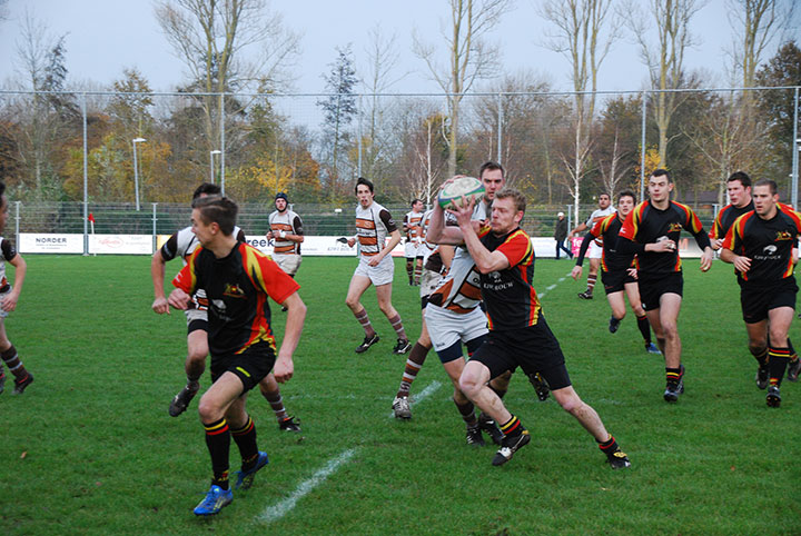 Alkmaarse Rugby Club neemt na winst afscheid van laatste plaats (FOTO)