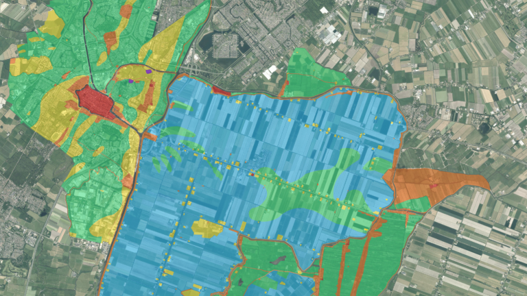 Satellietkaart met gekleurde zones die verschillende gebieden weergeven: rood, oranje, geel, groen en blauw.