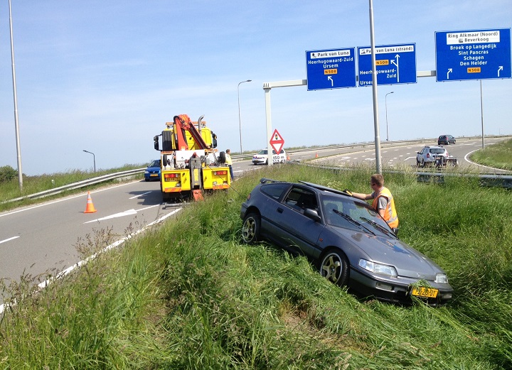 Auto belandt naast de weg, bestuurder heeft geluk en is ongedeerd (FOTO'S)