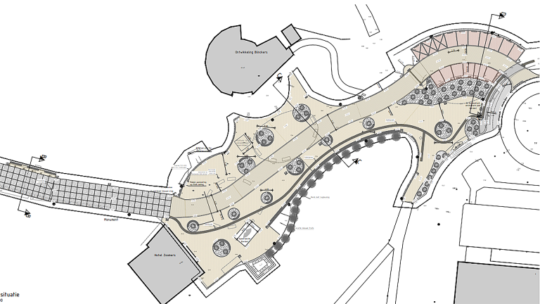 Plattegrond van een landschappelijk ontwerp met paden, beplantingszones en omliggende gebouwen.