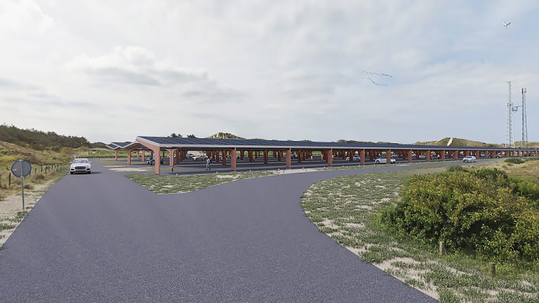 Een parkeerplaats met zonnepanelen als overkapping, omgeven door een natuurlijke omgeving met gras en struiken.