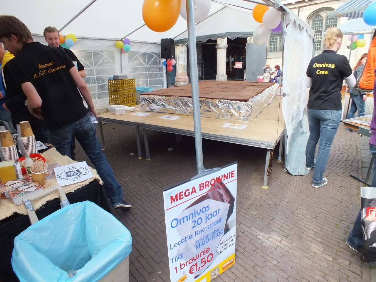 Studentenvereniging Omnivas bakt en verkoopt mega Fairtrade Brownie (FOTO's)