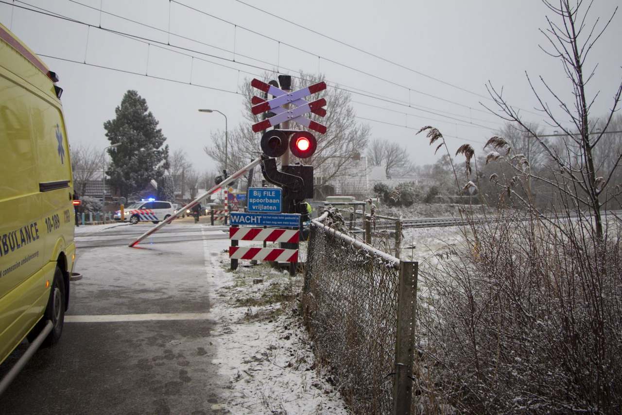 Pizzakoerier ramt spoorboom: treinverkeer gestremd (FOTO's)