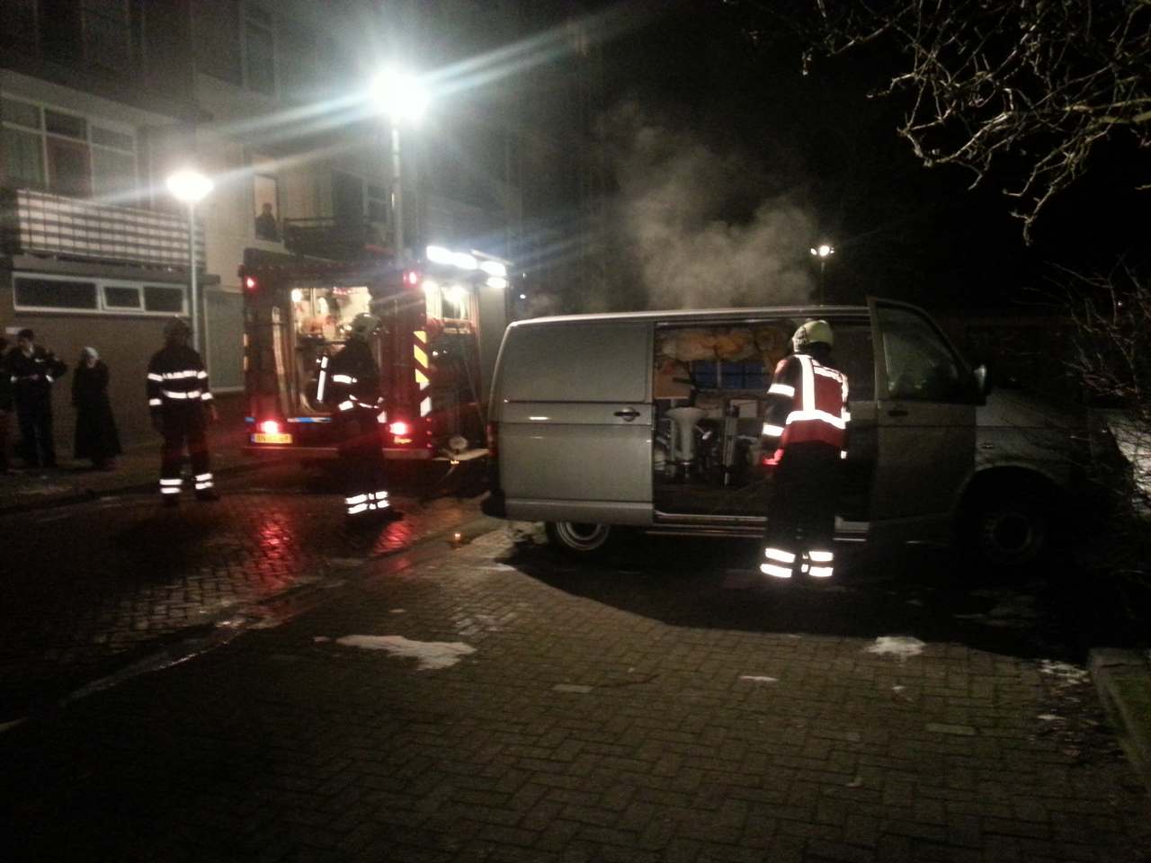 Opnieuw autobrand: bedrijfswagen vermoedelijk aangestoken (FOTO's)