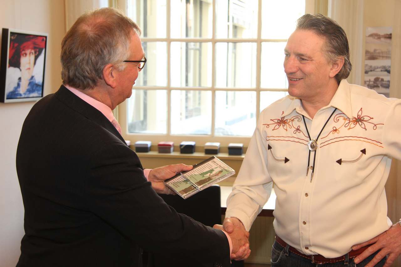 Troubadour Loek Duinmeyer overhandigt burgemeester nieuw Alkmaars stedenlied (FOTO's)