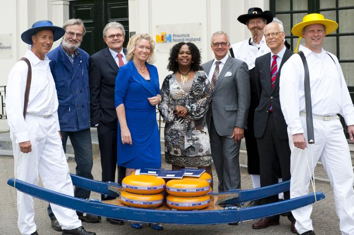 Overhandiging Herindelingsadvies fusiegemeenten bij Provinciehuis