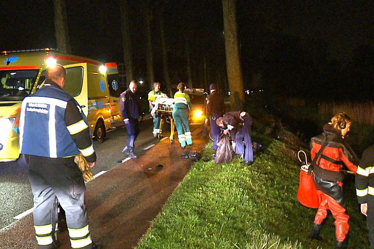 Fietser stomdronken in sloot: duikers rukken uit (FOTO's)