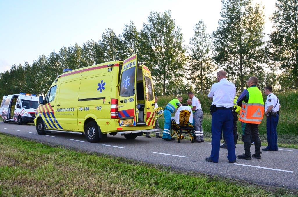 Wielrenster komt ten val op Westdijk in Zuidschermer (FOTO's)