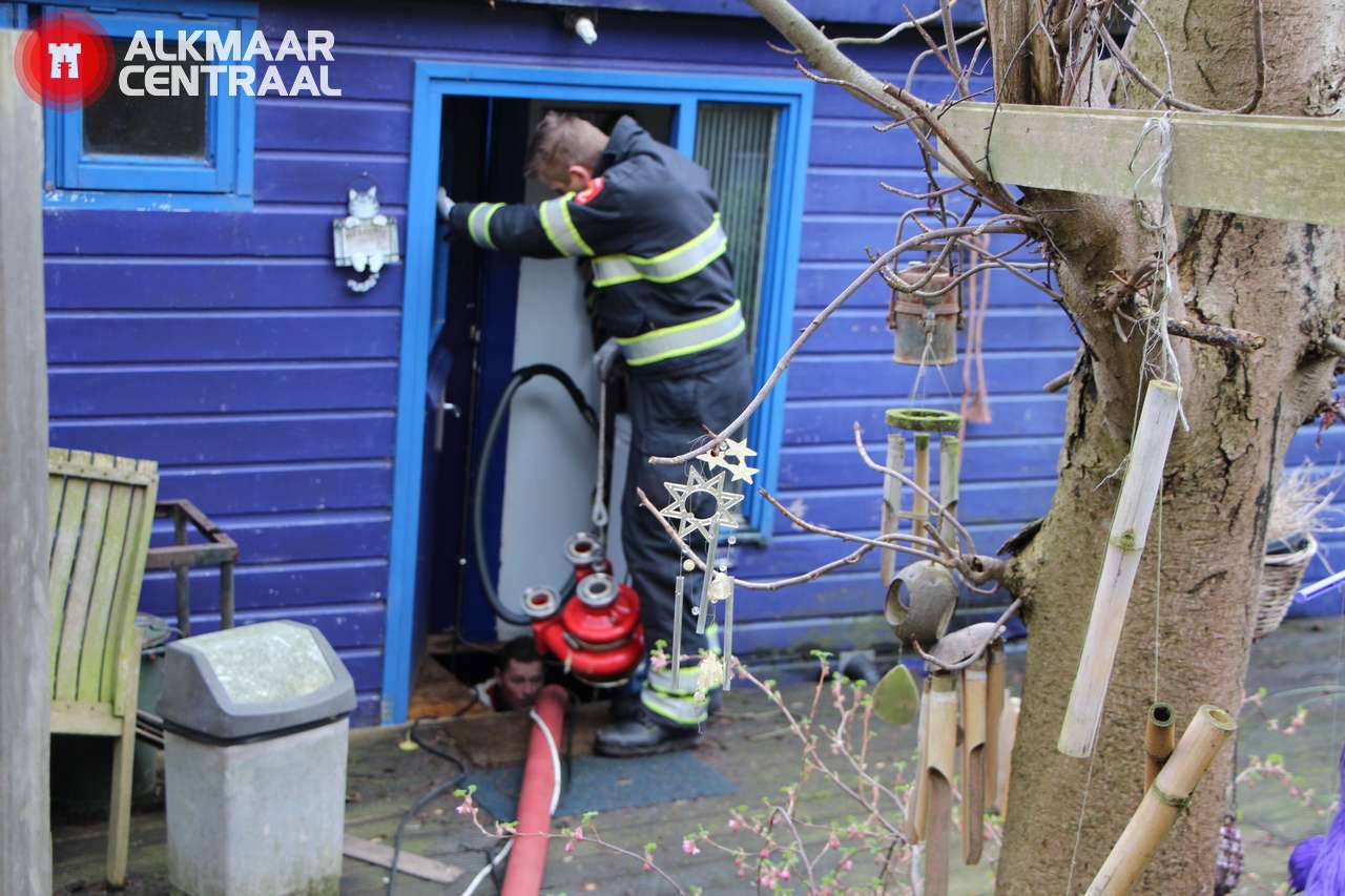 Brandweer voorkomt zinken woonboot (FOTO's)