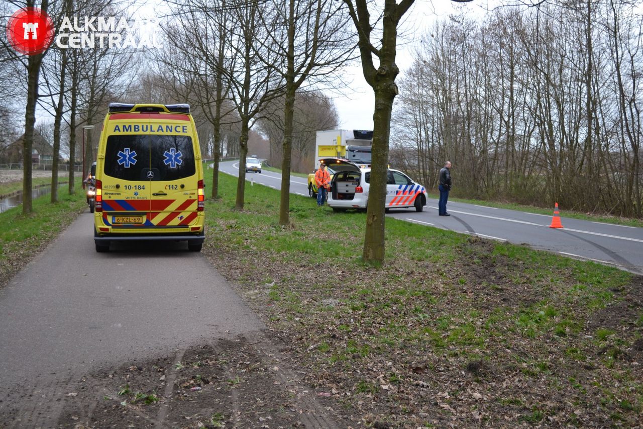 Man gewond na zware botsing tegen boom (FOTO's)