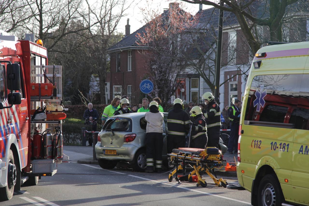 Busje knalt op auto: brandweer knipt auto open (FOTO's)