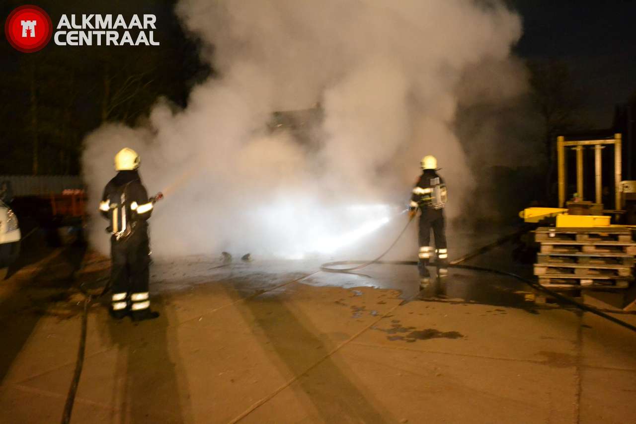 Vrachtwagen in lichterlaaie bij Overdie Staal (FOTO's)