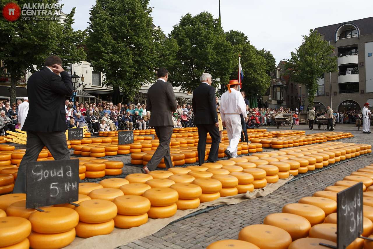 Nieuwe Marketing Manager van Zijerveld opent Alkmaarse kaasmarkt (FOTO's)