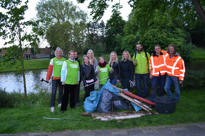 GroenLinks verwijdert plastic soep uit stadsgracht (FOTO's)