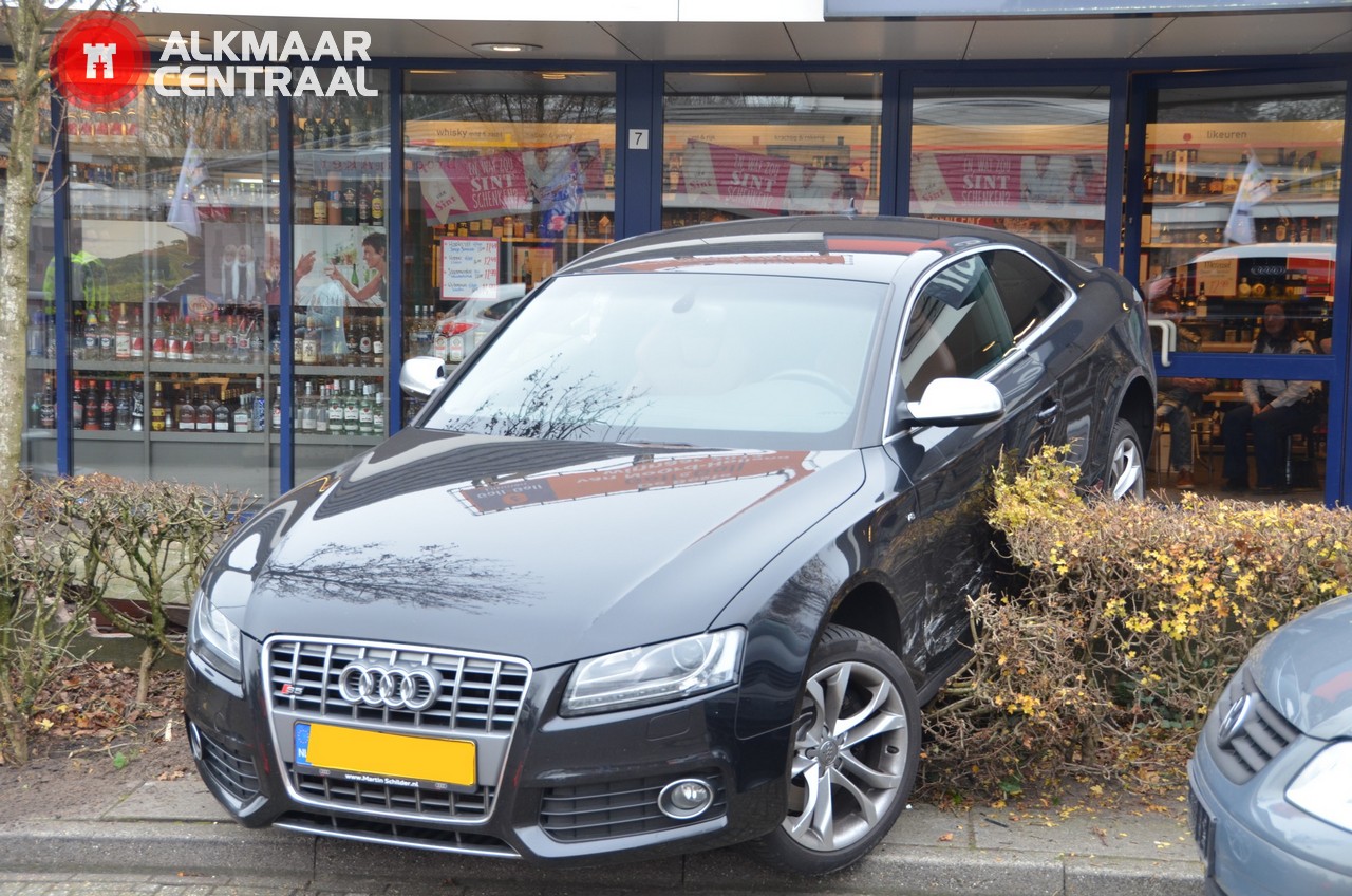 Man rijdt dure auto vol op muurtje (FOTO's)