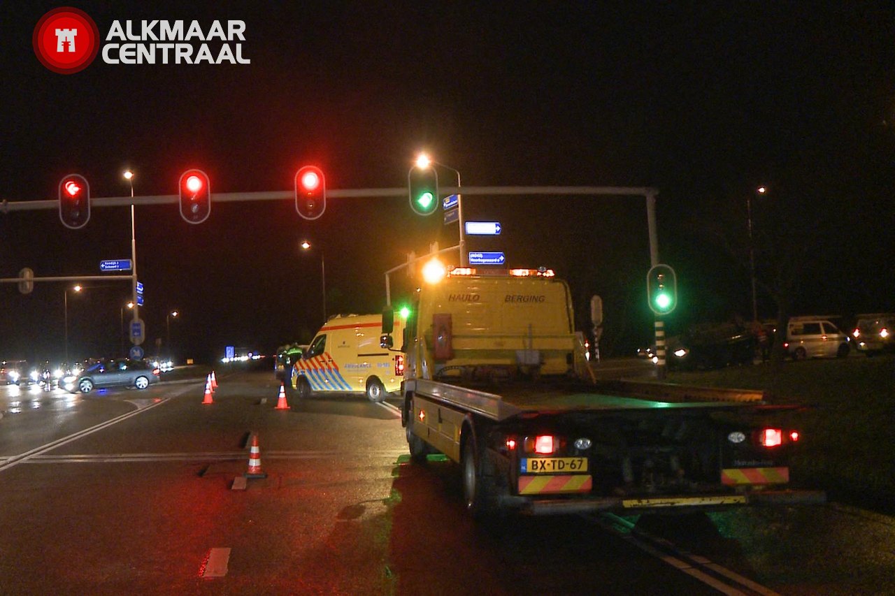 Busje op de kop bij botsing op kruising N245 (FOTO's)