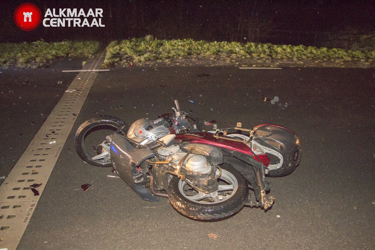 Motorrijder rijdt met onstuimig weer frontaal op tegenligger (FOTO's)