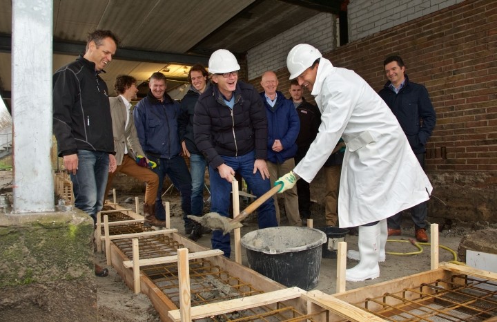 Wethouder De Baat start officieel renovatie clubhuis AMHC (FOTO)