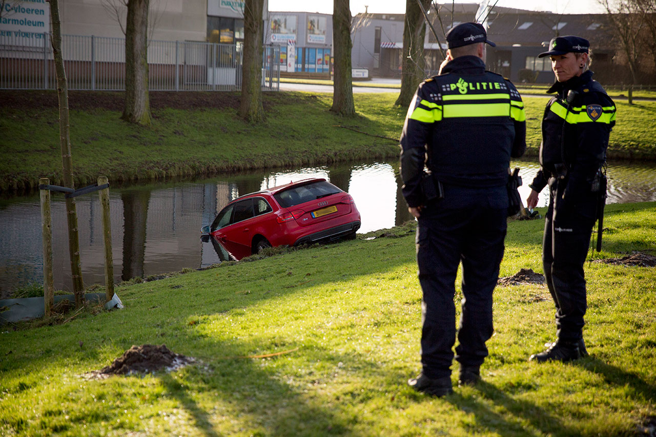 Audi S4 door gladheid in water langs Einsteinstraat (FOTO's)