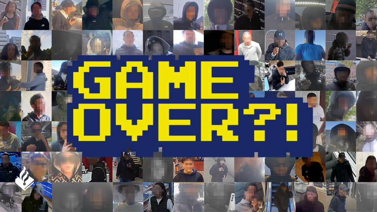 Collage van gepixelde personen met de tekst "GAME OVER?!" centraal, en een logo linksonder.