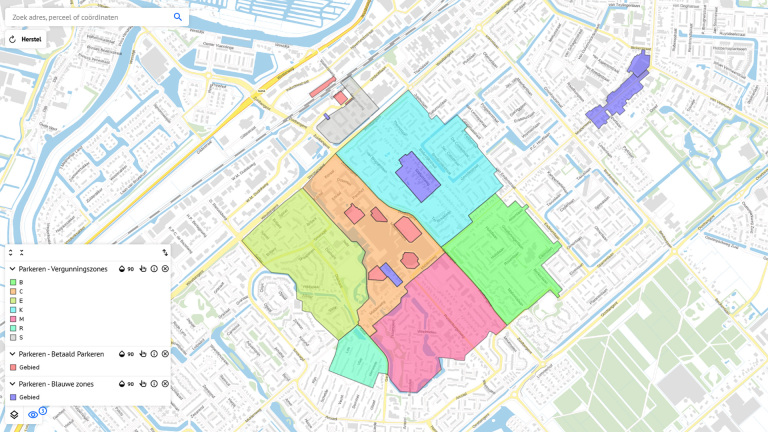 Kaart met gekleurde zones voor parkeervergunningen en betaald parkeren in een stedelijk gebied.