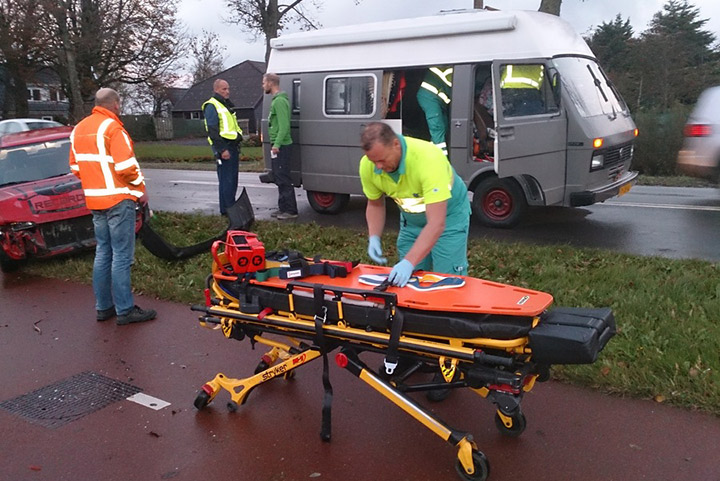 Kop-staart botsing in De Noord: bestuurder camper naar ziekenhuis