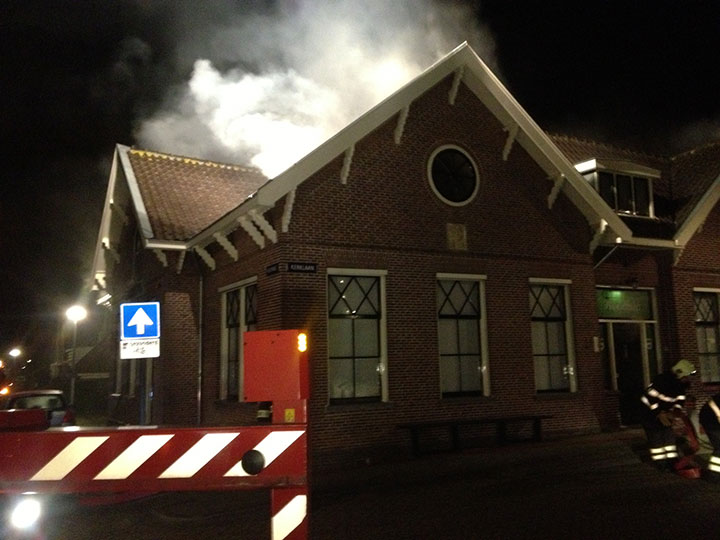 Oude Raadhuis Kerklaan zwaar beschadigd door brand (FOTO's)